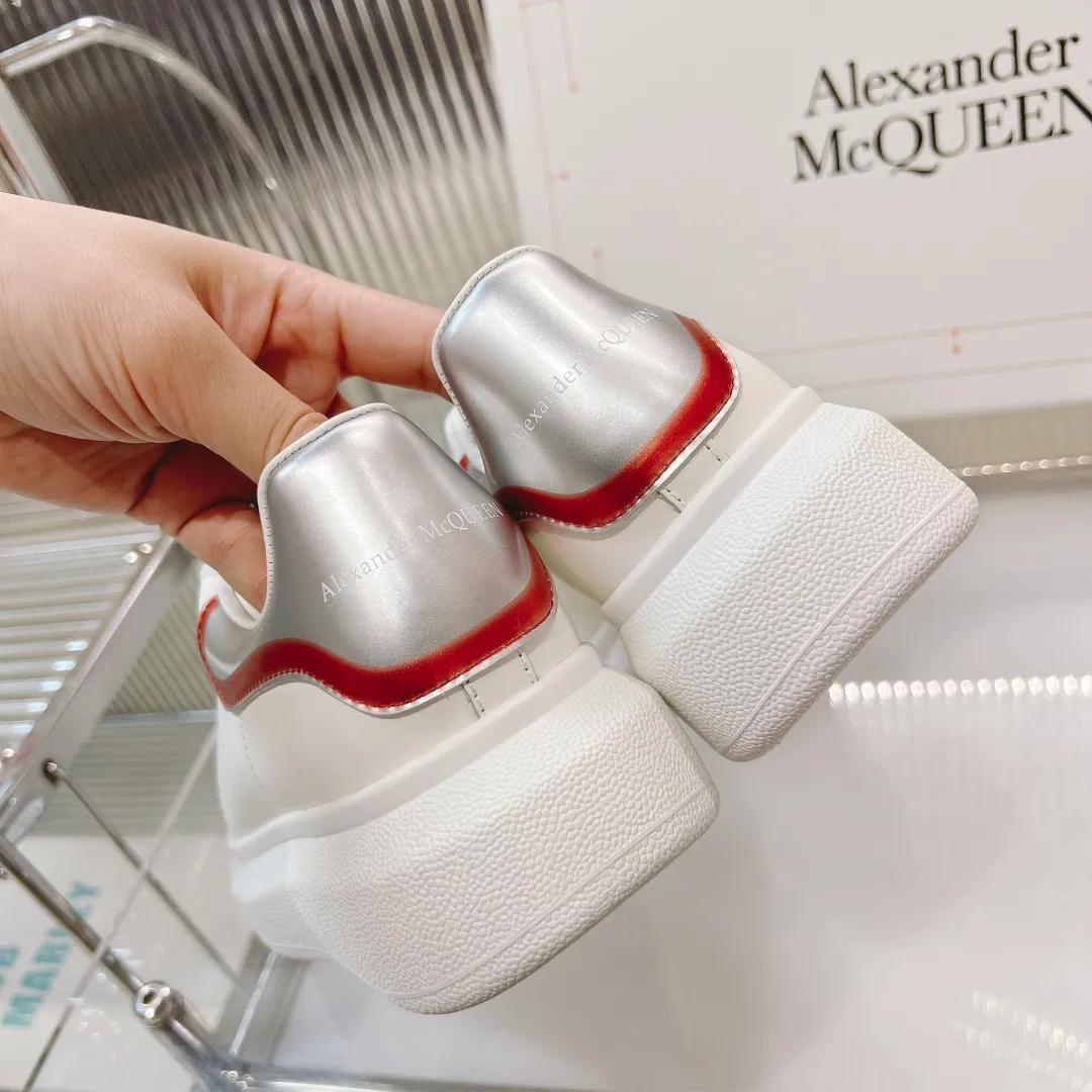 👟👟Ex-factory price 440👟👟 Men's size +10 (high version + 60 men's size plus 10) The latest addition to the counter is the top high-end version of Alexander McQueen·Alexander McQueen 2023 new wide sports shoes, white shoes and casual shoes👟New colors! The rear tail is really unique and pretty, I love it at first sight! 😍Top version! 👍🏻I won’t introduce too much about the style of this shoe. It will never go out of style year after year in spring, summer, autumn and winter. It is a super versatile style and has always been in hot demand. 🔸Upper: original custom-made latest silk cowhide 🔸Inner lining: cowhide foot pads + top-grade highly breathable mesh ��Outsole: the latest original open mold one-to-one precision mold PU vacuum outsole 🔸Female model 34-41 (customized at 34.40.41) 🔸Men's model 38-45 (customized at 38 45)